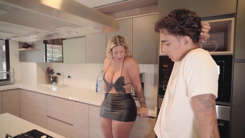 Cata Sanchez: Ma belle-fille sait que je baise son copain à grosse bite...