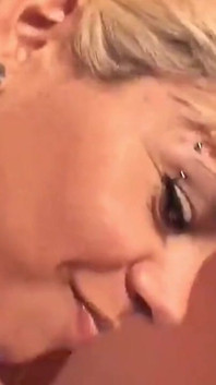 Sexy blondýnka Alma kouření a výstřik na obličej