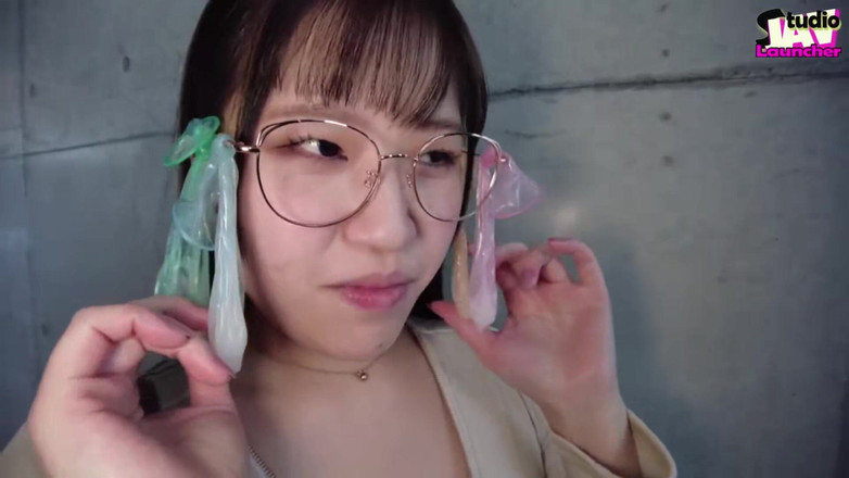 Studio JAV Launcher: Ao ar livre, já viu uma gracinha peituda tomar uma...