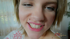 ATKIngdom: Gagica obraznică Scarlett Fever adoră să pozeze și să tachineze camera...