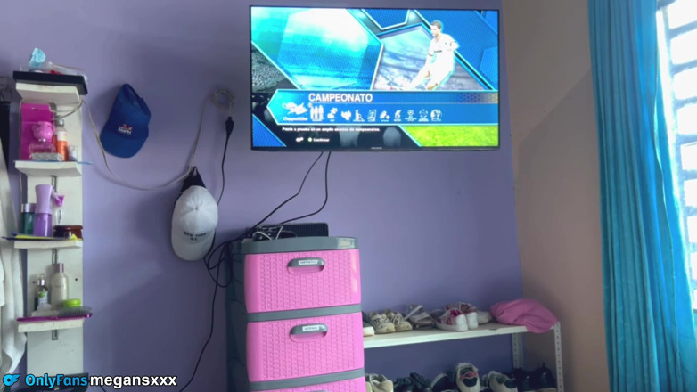 MeGanSxx: Mantan Kakak Ipar Saya Berfoto Di Kamar Sebelah.