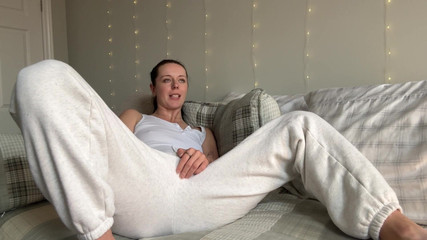 Nadia Foxx: Mastürbasyon yapıyor ve inliyor! Seksi parmaklama orgazmı!