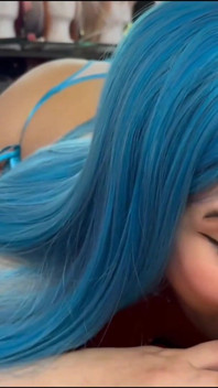 소녀가 엉덩이를 부러뜨릴 준비를 한다