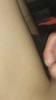 Băiat sexy fără păr care îi masturbează pula