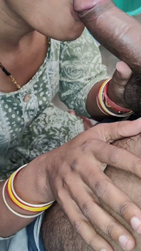 Une indienne desi suce et suce une éjaculation sur le cou dans la salle de bain