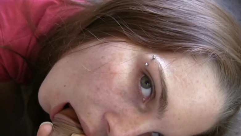 Injoy X: Una ragazza adorabile fa un deepthroat al cazzo del suo...