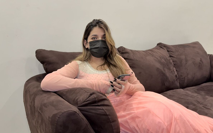 Sarakhan: 绝望的金发女郎sara被她的继父偷偷地授精