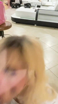 Cewek super semok barbi trans lagi asik dientot habis-habisan sama kontol besar ayah tirinya sendiri