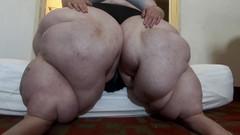 Full Weight Productions: Značkový tým kape na matraci s Bobbi Jo & Savannah