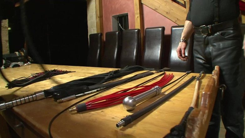 BDSM Deutschland: 痛苦之王鞭打直到屁股发红