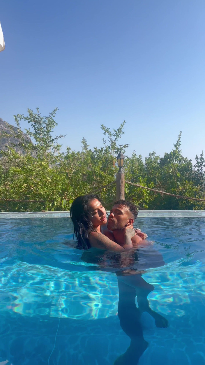 Yasmina Khan: Niewierność mojemu mężowi z sąsiadką z wielkim kutasem w basenie...