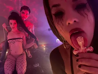 Śliczny demon i uległy zostaje ostro wyruchany w satanicznym rytuale - Halloween
