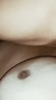 Succhiando le mie grandi tette e scopandomi duro da mio marito