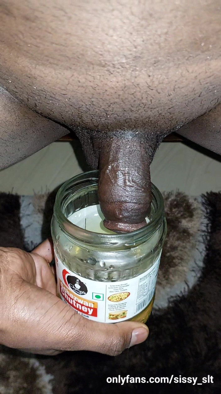 Sissy Bisexual: 小鸡巴在玻璃瓶上撒尿