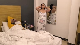Puja, fille desi, prend une douche matinale