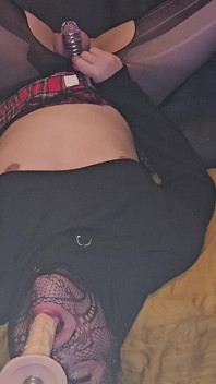 La sissy schiava viene scopata in faccia e piscia