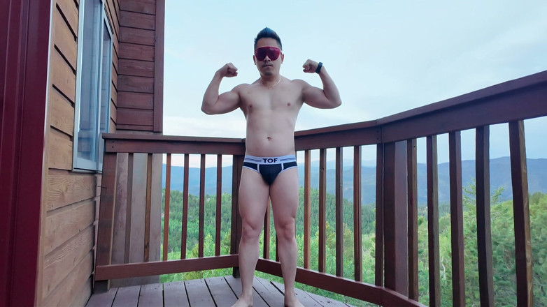 Barenakedmuscles: Asiatic hunk's Balcon flex și spermă
