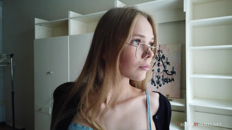 CharmModels: Seksi sarışın sekreter Luise önde gelen göğüs dekoltesi videosu