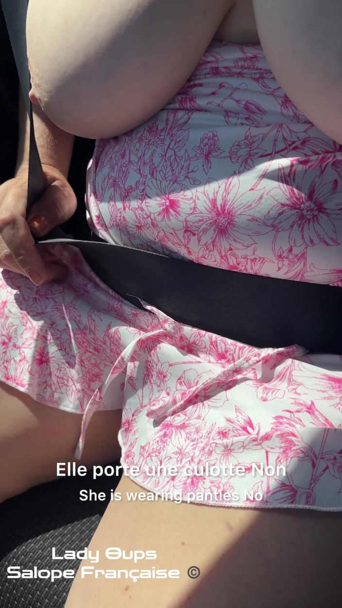 Lady Oups: Microjurk Zonder Slipje Voor De Slet