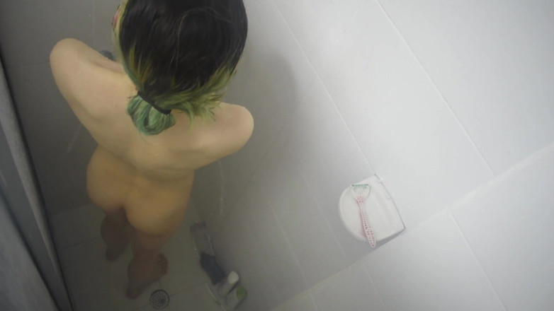 SultryStyles: 淋浴后，一个年轻学生被以不同的姿势性交，而她的男人则在抚摸她的阴户