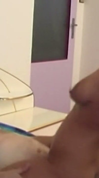 Cycata brunetka MILF ssie i jeździ na swoim kochanku