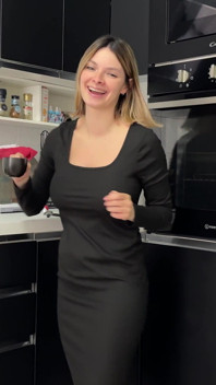 Blond nimfomanka nie ma napiwku, który mogłaby dać kurierowi, który przynosi jej wodę, więc proponuje mu kawę i robi mu loda