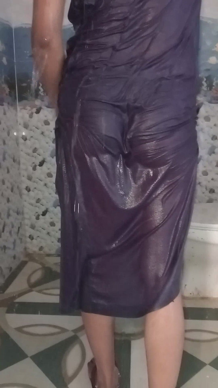 Ankurpriya000: Noul videoclip cu baie din Priya în petticoat - baie fierbinte