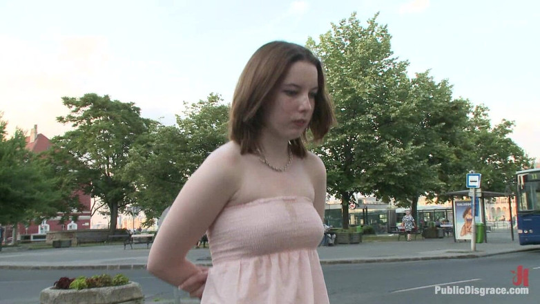 Public Disgrace by Kink: Sandra Romain je zpět v akci dominující nic netušící britské...