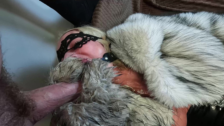 XxxCWSxxx: 털이 무성한 코트를 입은 가면을 쓴 더러운 창녀가 얼굴에 오줌을 싸고, 털로 보지를 채우고 모든 정액을 삼켜