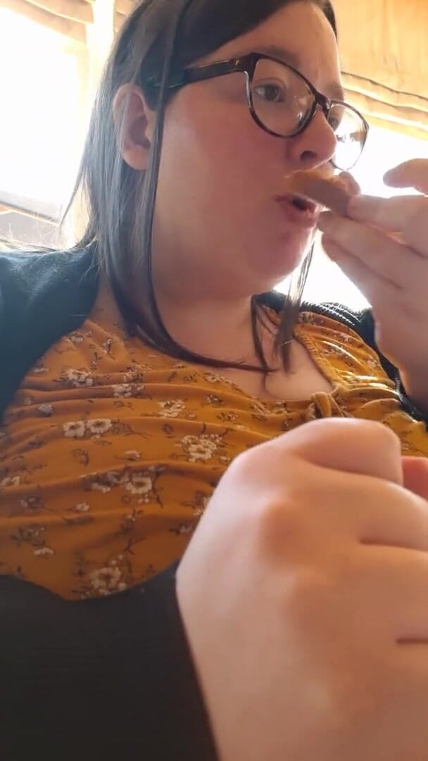 SSBBWLadyBrads: Товстушка товстушка їсть повну англійську, поки (без звуку)