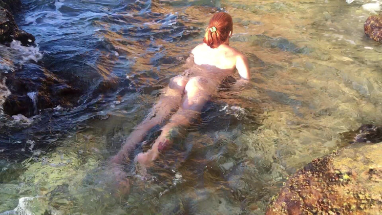 Risky Hairy Couple: Pływanie nago na Cyprze