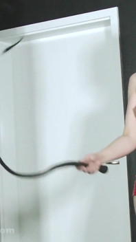 Üstsüz dominatrix tarafından kırbaçlandı