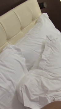 La trans tailandese lily si fa il bagno di sborra dopo la doccia sesso