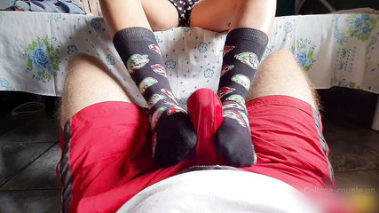 College-couple: Footjob přes šortky, honění nohou oblečením, ponožky