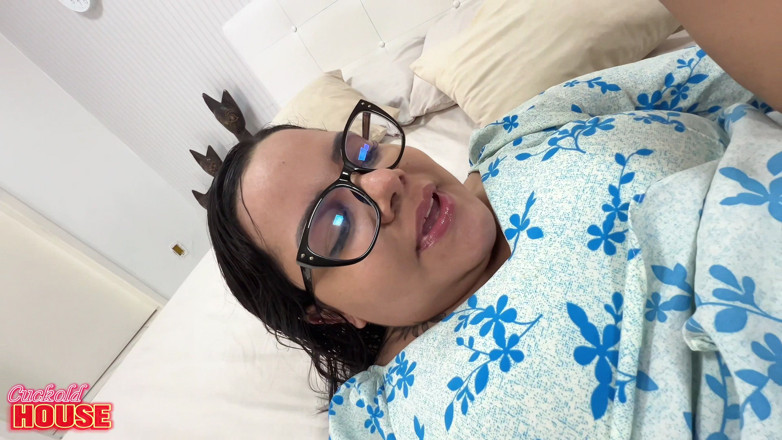 CuckoldHouse: Une femme mariée mature se fait sodomiser dans une orgie...
