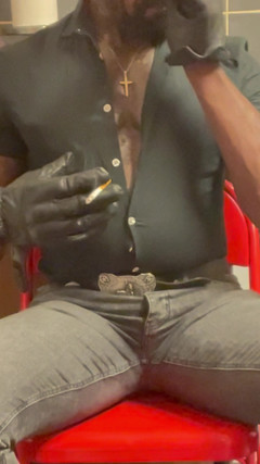 Black smoking muscle stepdad: Schwarzes leder raucht, vater