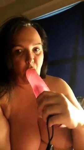 Red hot sexy queen: MILF panas dengan buah dada besar menghisap dildo seperti zakar...