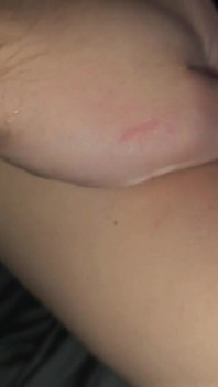 Cum se utilizează atingere blândă și lovituri de lumină pentru a face fată excitată de 18 ani?