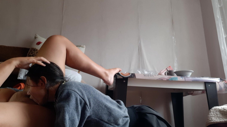 Lesbian-illusion: Dávám své přítelkyni masáž hlavy, zatímco kouří, líbá a olizuje...