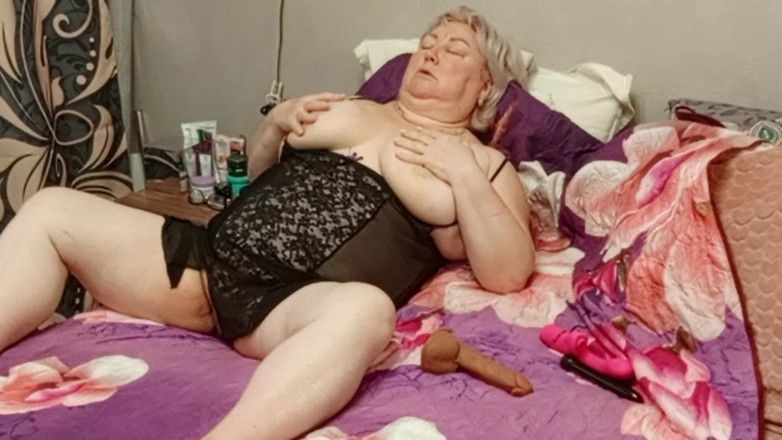 Zona901: Suegra se masturba su jugoso y carnoso coño