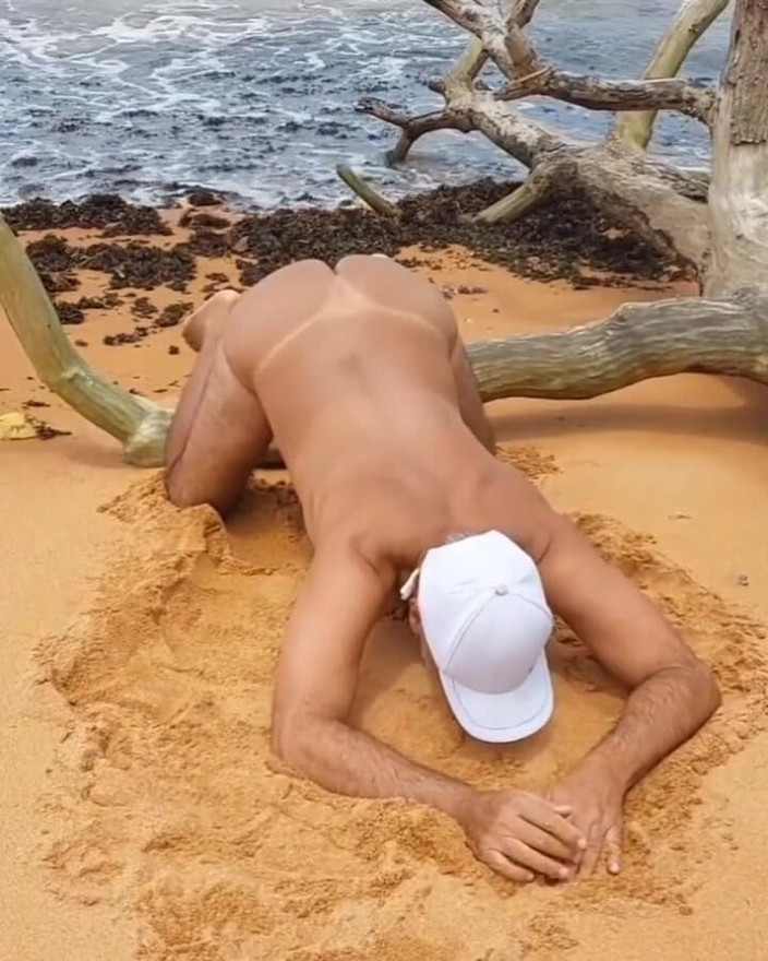 Ladysilvas: Ladysilva si toglie le mutandine in spiaggia mostrando il suo...