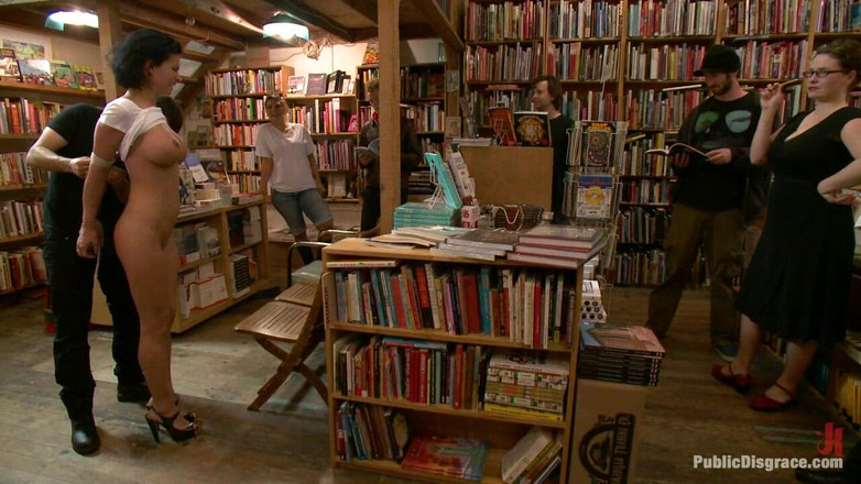 Public Disgrace by Kink: Buchhandlung knallt