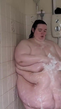 Sinnliche dusche mit diesem großen, fetten körper
