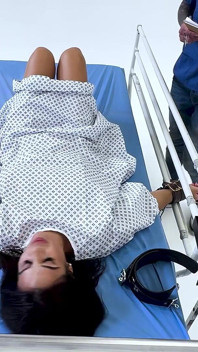 Latex medisch spel: latina in veiligheidssteun, mond gesnoerd en gemaakt tot een orgasme (HD + Bts)