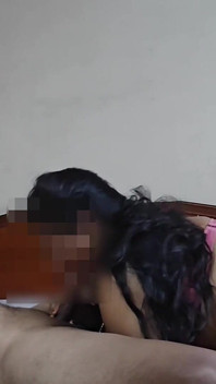 Hintli tombul desi bhabi genç erkek arkadaşını eğlenmek için otele çağırıyor, oturuyor ve yüzüne boşalıyor
