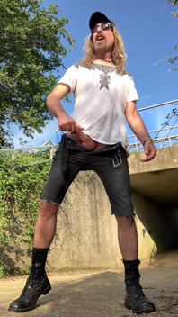 Longhairdude Wanks and Cums at the Underpass