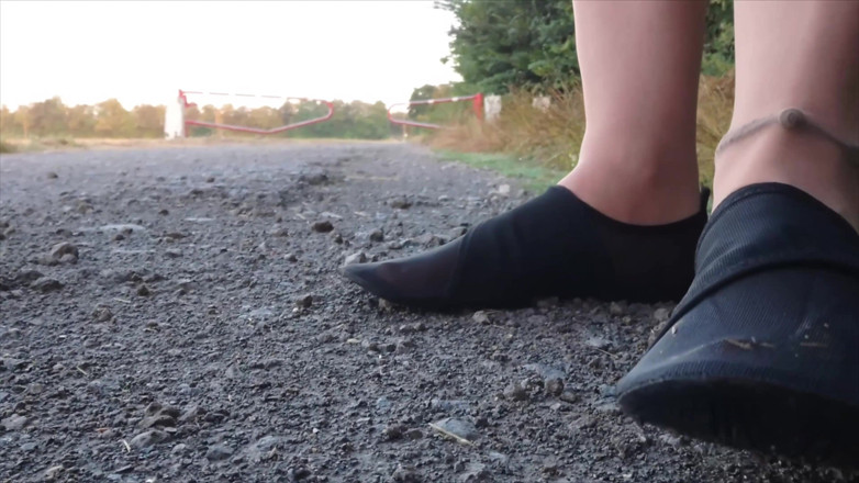 Footfetish: Helle Feinstrumpfhose Und Strandschuhe in Der Pfütze