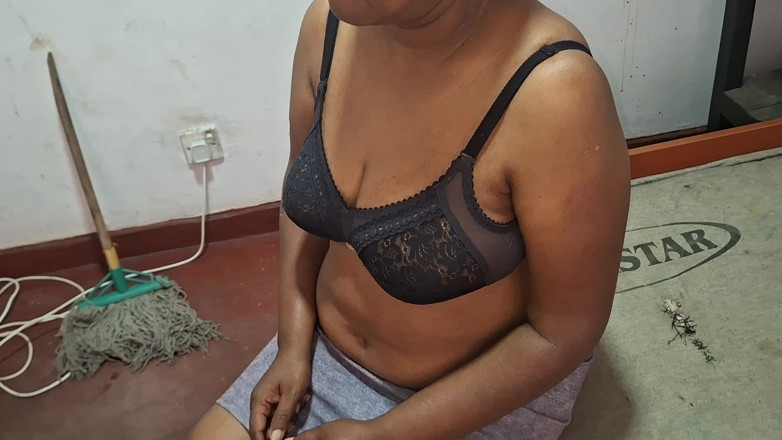Teena New: Une mère sexy timide se fait baiser sur Camara