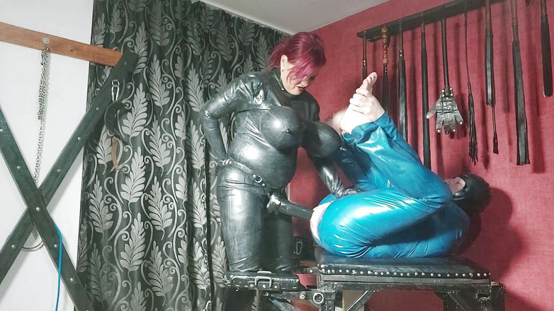 SassyTiff: Перший раз страпон трахається в латексі