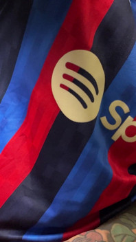 Der gutaussehende Spanier wichst im Barça-Trikot
